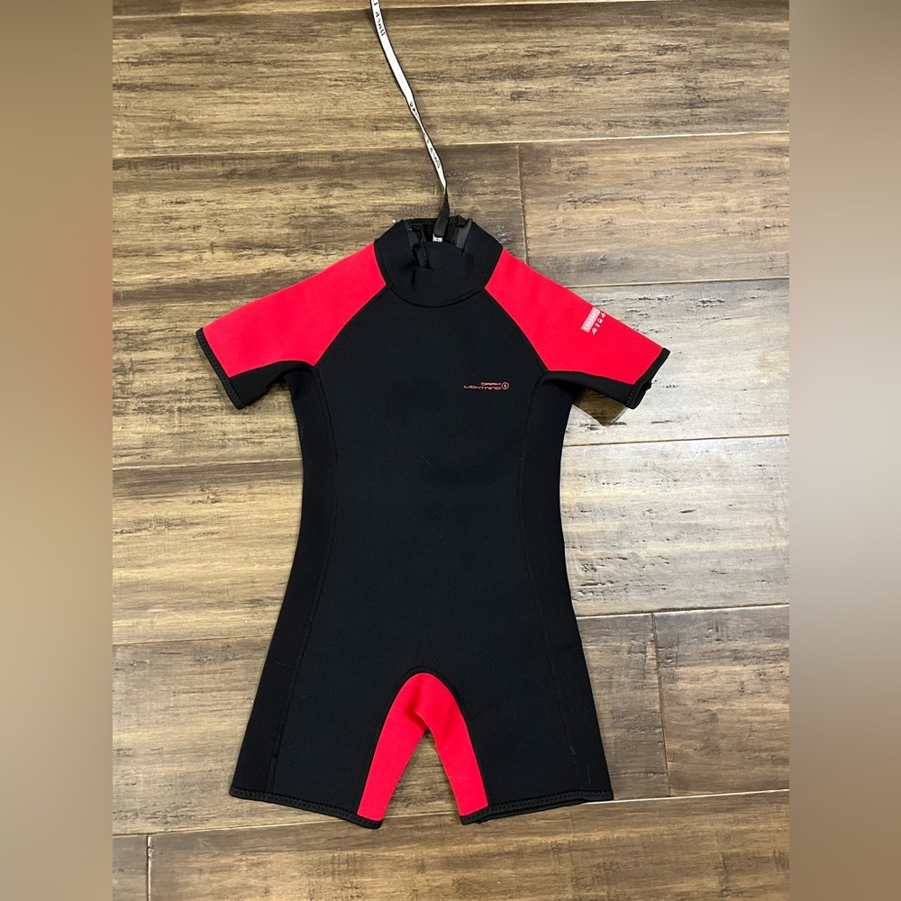 Kids unisex Dark Lightning shortie neoprene wetsuit for swim, snorkel sz 8